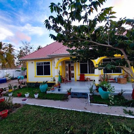 다르에스살람 L&J Modern Backpackers Kigamboni Beach House B&B 외부 사진