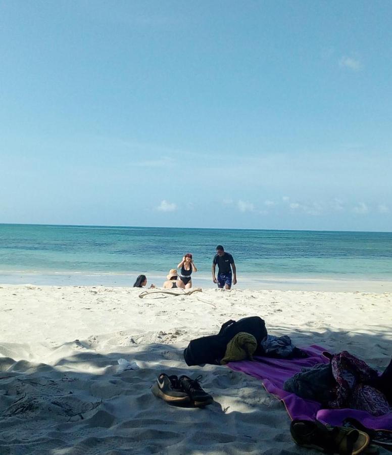다르에스살람 L&J Modern Backpackers Kigamboni Beach House B&B 외부 사진