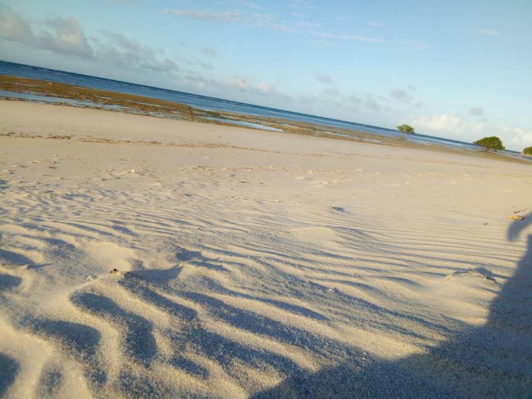 다르에스살람 L&J Modern Backpackers Kigamboni Beach House B&B 외부 사진