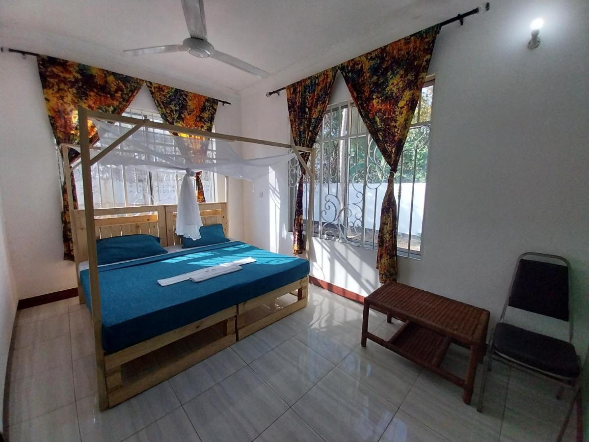 다르에스살람 L&J Modern Backpackers Kigamboni Beach House B&B 외부 사진