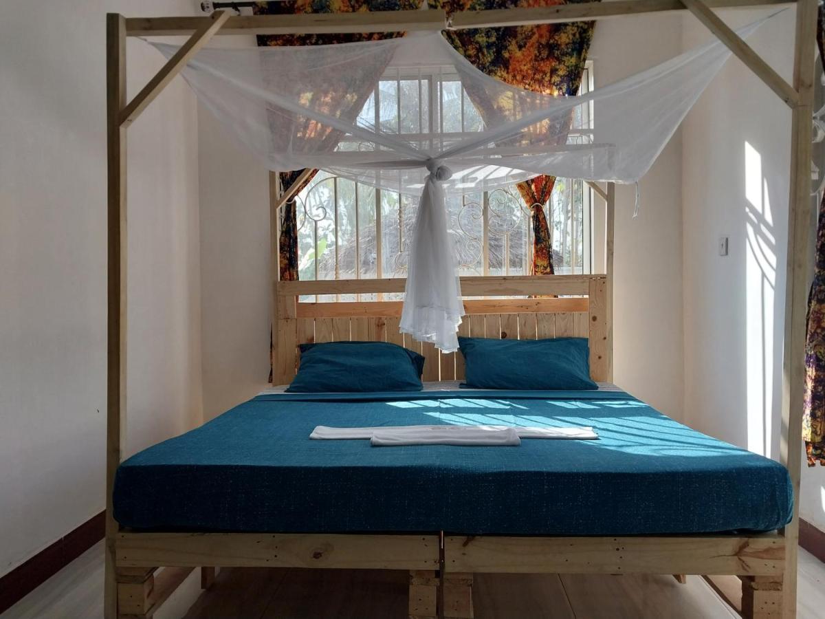 다르에스살람 L&J Modern Backpackers Kigamboni Beach House B&B 외부 사진