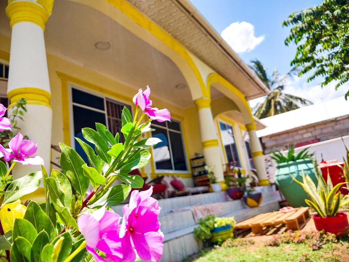 다르에스살람 L&J Modern Backpackers Kigamboni Beach House B&B 외부 사진