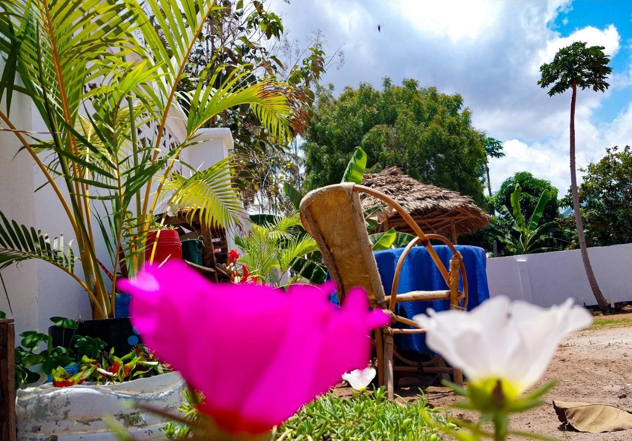 다르에스살람 L&J Modern Backpackers Kigamboni Beach House B&B 외부 사진