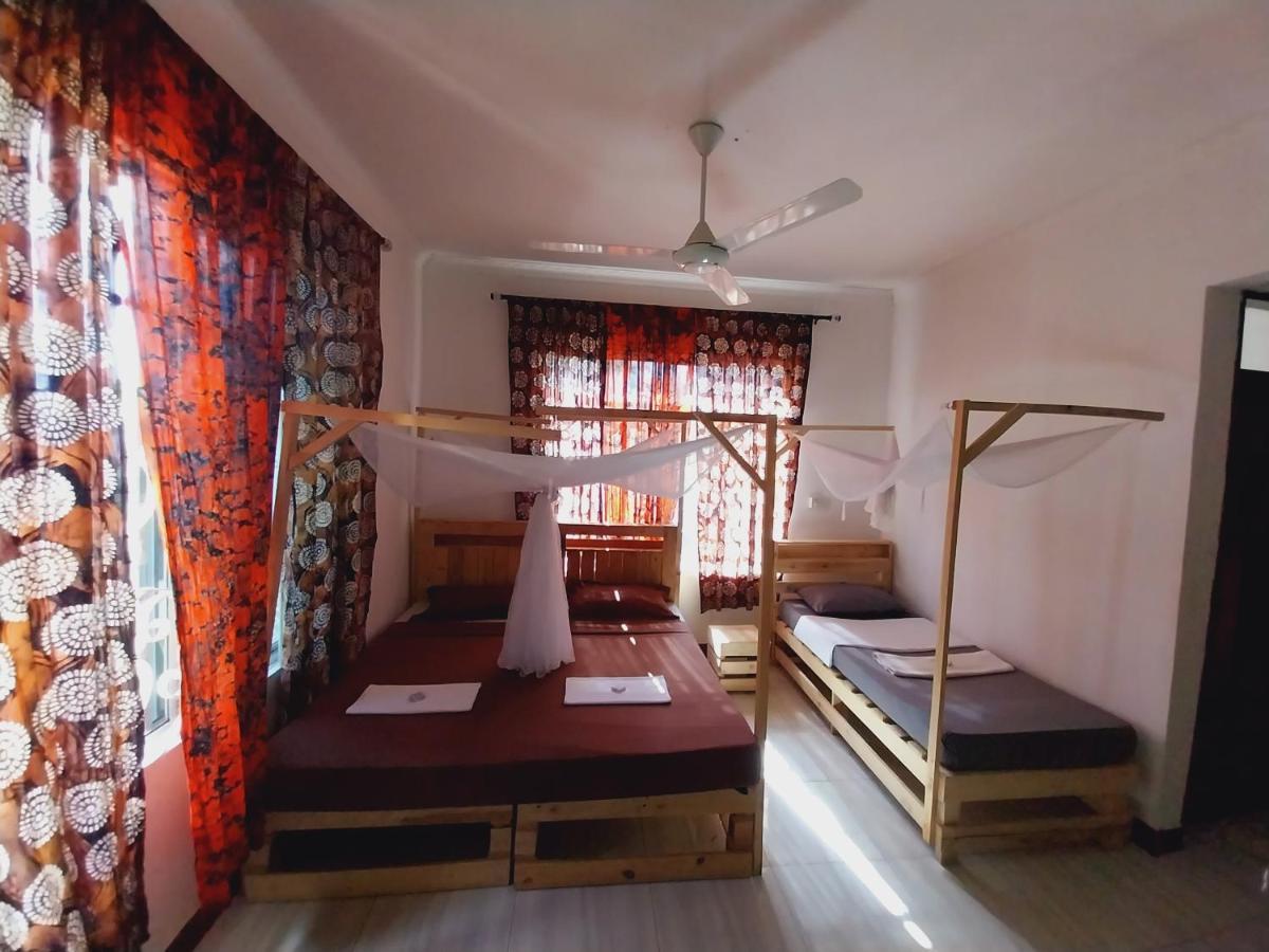 다르에스살람 L&J Modern Backpackers Kigamboni Beach House B&B 외부 사진